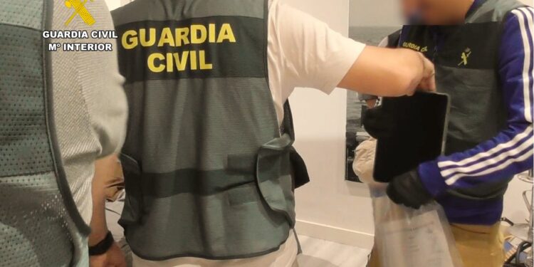 Un trabajador de una empresa de paquetería simula ser víctima de un robo en Oliva