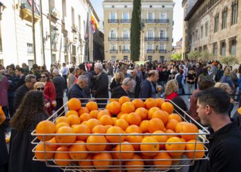 Cientos de valencianos disfrutan de la Horchatada y Naranjada Fallera en la Diputació de Valéncia