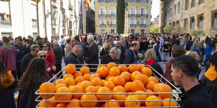 Cientos de valencianos disfrutan de la Horchatada y Naranjada Fallera en la Diputació de Valéncia