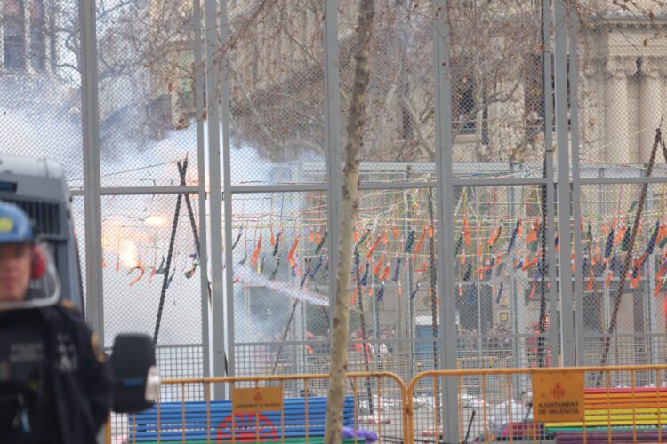 Peñarroja inaugura el ciclo de Mascletaes de Falles 2025 con un lleno total de la plaza