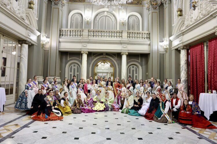 Peñarroja inaugura el ciclo de Mascletaes de Falles 2025 con un lleno total de la plaza