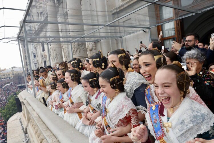 Peñarroja inaugura el ciclo de Mascletaes de Falles 2025 con un lleno total de la plaza