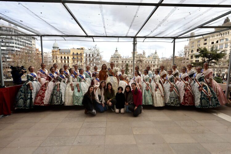 Peñarroja inaugura el ciclo de Mascletaes de Falles 2025 con un lleno total de la plaza