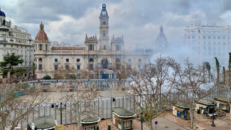 Peñarroja inaugura el ciclo de Mascletaes de Falles 2025 con un lleno total de la plaza