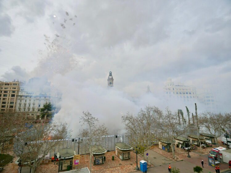 Peñarroja inaugura el ciclo de Mascletaes de Falles 2025 con un lleno total de la plaza