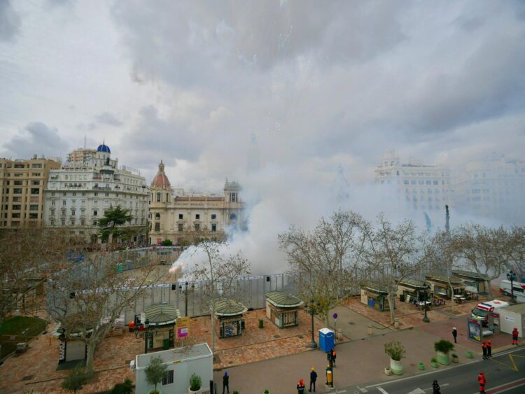 Peñarroja inaugura el ciclo de Mascletaes de Falles 2025 con un lleno total de la plaza