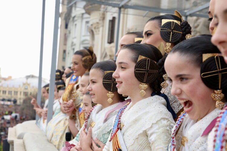 Peñarroja inaugura el ciclo de Mascletaes de Falles 2025 con un lleno total de la plaza