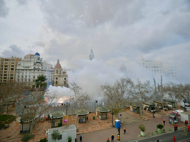 Peñarroja inaugura el ciclo de Mascletaes de Falles 2025 con un lleno total de la plaza