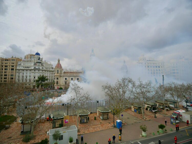 Peñarroja inaugura el ciclo de Mascletaes de Falles 2025 con un lleno total de la plaza