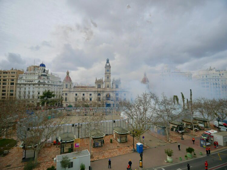 Peñarroja inaugura el ciclo de Mascletaes de Falles 2025 con un lleno total de la plaza