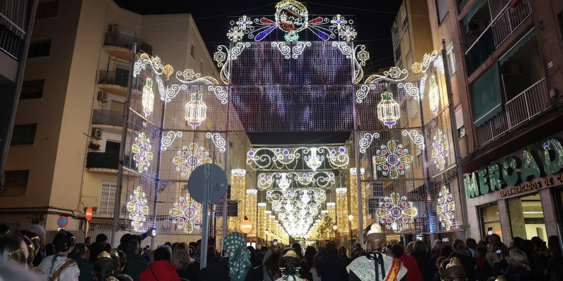 La falla Malvarrosa-Antonio Ponz-Cavite enciende su proyecto “Luces de Esperanza” 1 La falla Malvarrosa-Antonio Ponz-Cavite enciende su proyecto “Luces de Esperanza”