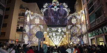 La falla Malvarrosa-Antonio Ponz-Cavite enciende su proyecto “Luces de Esperanza”