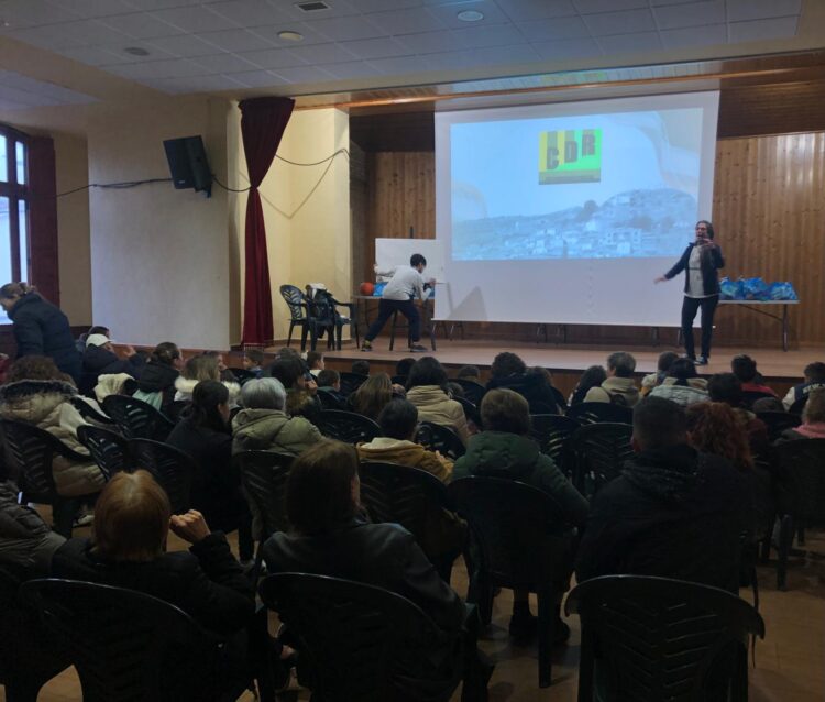 La corriente de solidaridad llega a Mira con juguetes y mensajes de esperanza tras la DANA