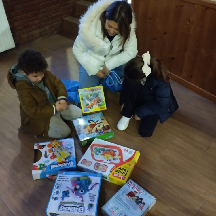 La corriente de solidaridad llega a Mira con juguetes y mensajes de esperanza tras la DANA