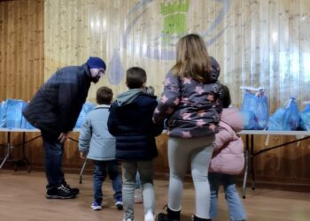 La corriente de solidaridad llega a Mira con juguetes y mensajes de esperanza tras la DANA