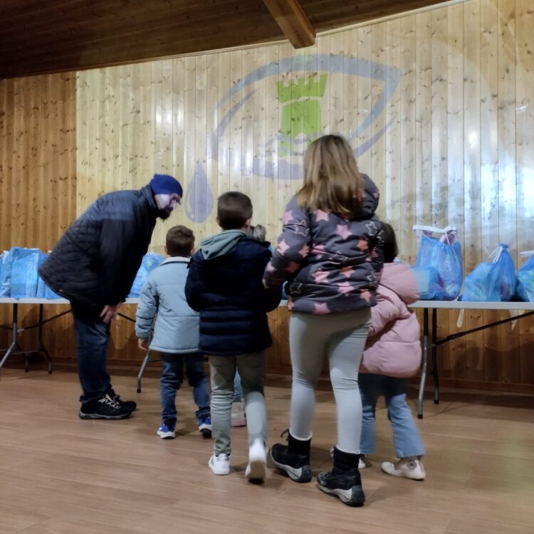 La corriente de solidaridad llega a Mira con juguetes y mensajes de esperanza tras la DANA