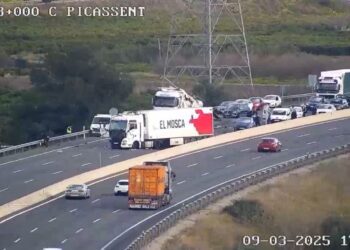 Cuatro heridos en un accidente en la A7 a la altura de Picassent que todavía causa retenciones kilométricas