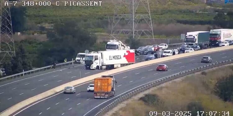 Cuatro heridos en un accidente en la A7 a la altura de Picassent que todavía causa retenciones kilométricas 1 Cuatro heridos en un accidente en la A7 a la altura de Picassent que todavía causa retenciones kilométricas