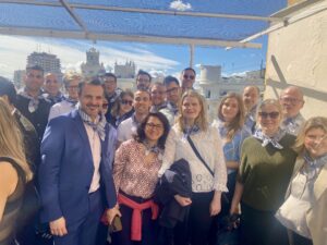 La Fundación Ribera Salud y Futurs acogen en Valencia la reunión del proyecto europeo de ciberseguridad Nemecys 2 Los participantes del proyecto Nemecys en el balcon del Ateneo de Valencia para la mascleta con el panuelo fallero