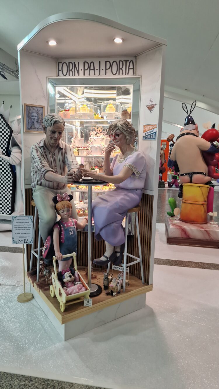 El Ninot de Convento Jerusalén realizado por Sáchez Llongo del Forn Pa i Porta ninot indultat