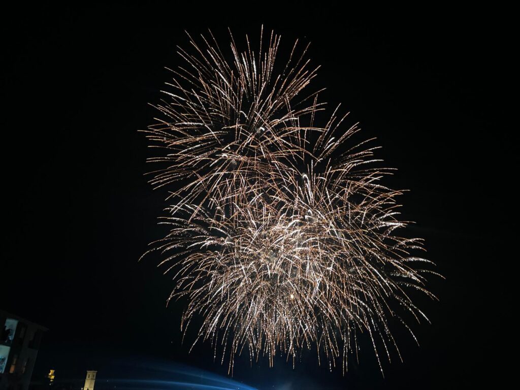 Turís y el ritual del fuego dicen adios hoy a sus Fallas 2025 2 Nit del foc turis1