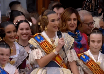 Primera mascletà de las Fallas 2025 homenaje a las víctimas de la DANA y protestas contra Mazón
