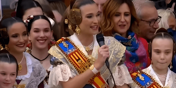 Primera mascletà de las Fallas 2025 homenaje a las víctimas de la DANA y protestas contra Mazón 1 Primera mascletà de las Fallas 2025 homenaje a las víctimas de la DANA y protestas contra Mazón