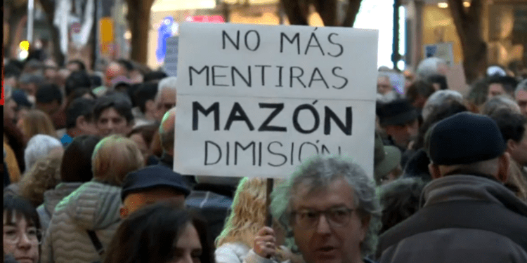 Convocada la octava manifestación para exigir la dimisión de Mazón por su gestión de la DANA en Valencia 1 Quinta manifestación en Valencia contra Mazón: miles de personas exigen su dimisión por la gestión de la DANA