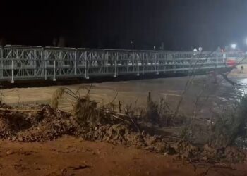 El Gobierno cierra el puente provisional instalado por la UME sobre el Turia en Ribarroja por inundación 3 El Gobierno cierra el puente provisional instalado por la UME sobre el Turia en Ribarroja por inundación