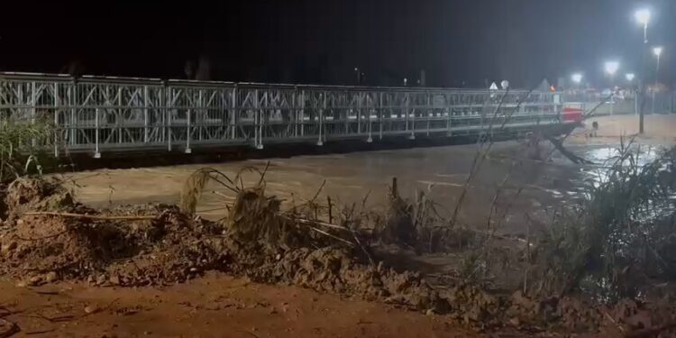El Gobierno cierra el puente provisional instalado por la UME sobre el Turia en Ribarroja por inundación