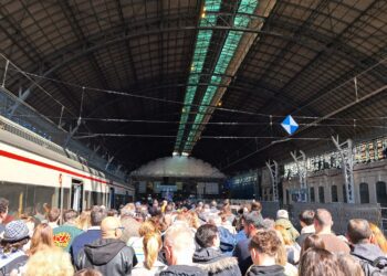Colapsos, retrasos y sardinas en lata: así es la odisea de moverse en Cercanías Renfe durante las Fallas 2025