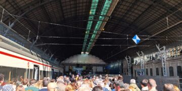 Colapsos, retrasos y sardinas en lata: así es la odisea de moverse en Cercanías Renfe durante las Fallas 2025