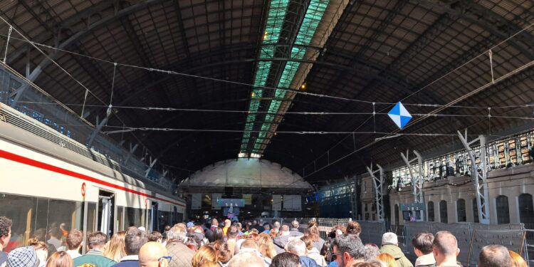 Sagunt reclama soluciones urgentes ante el caos en las líneas de autobús hacia Valencia 1 Colapsos, retrasos y sardinas en lata: así es la odisea de moverse en Cercanías Renfe durante las Fallas 2025