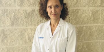 Una experta de Vithas explica cuando la regurgitación en bebés puede ser una señal de un problema más grave