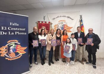 La Falla el Centenar de la Ploma presenta el seu llibret 2025: "Homenage a la Real Senyera"