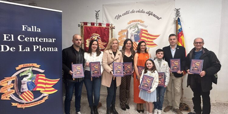 La Falla el Centenar de la Ploma presenta el seu llibret 2025: "Homenage a la Real Senyera"