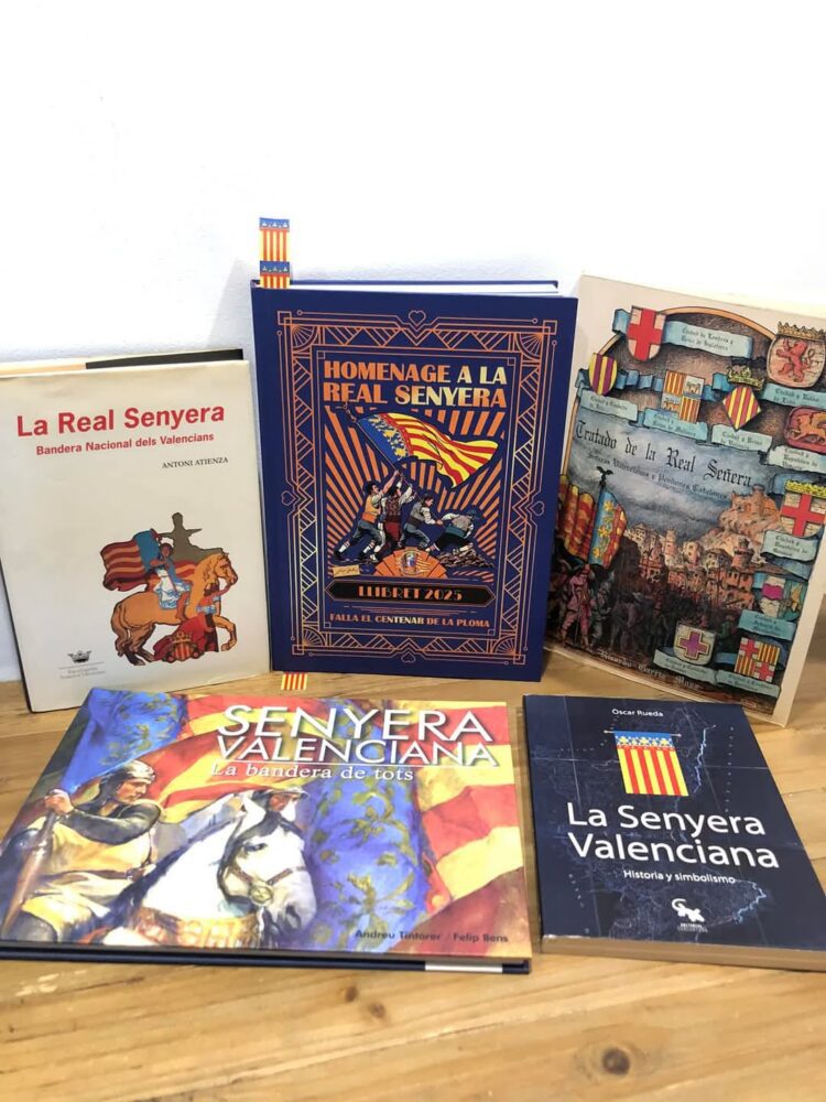 La Falla el Centenar de la Ploma presenta el seu llibret 2025: «Homenage a la Real Senyera»