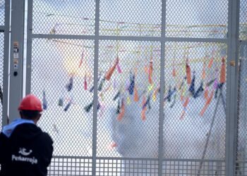 Peñarroja inaugura el ciclo de Mascletaes de Falles 2025 con un lleno total de la plaza