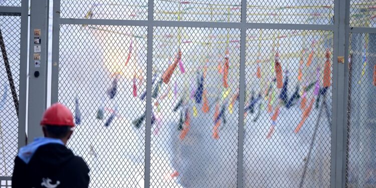 Peñarroja inaugura el ciclo de Mascletaes de Falles 2025 con un lleno total de la plaza 1 Peñarroja inaugura el ciclo de Mascletaes de Falles 2025 con un lleno total de la plaza