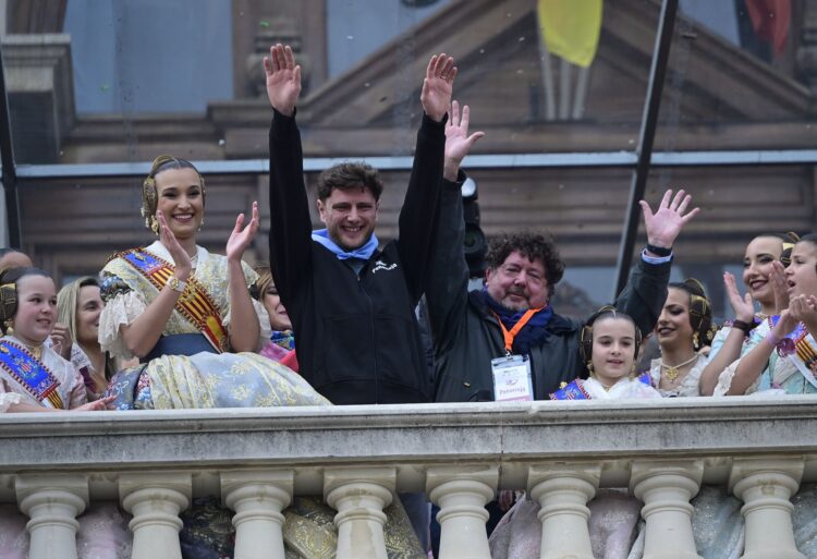 Peñarroja inaugura el ciclo de Mascletaes de Falles 2025 con un lleno total de la plaza