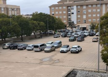 Los vecinos de Algemesí suben sus coches a la acera ante el temor de nuevas inundaciones