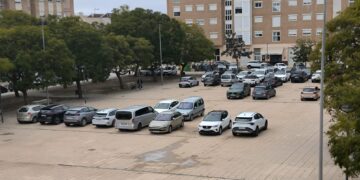 Los vecinos de Algemesí suben sus coches a la acera ante el temor de nuevas inundaciones