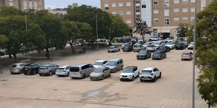 Los vecinos de Algemesí suben sus coches a la acera ante el temor de nuevas inundaciones 1 Los vecinos de Algemesí suben sus coches a la acera ante el temor de nuevas inundaciones