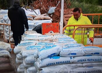 Aldaya instala barreras con sacos de arena para proteger a la población ante lluvias persistentes