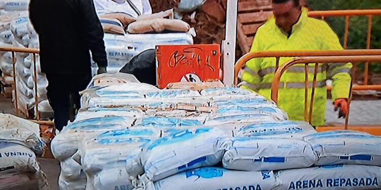 Aldaya instala barreras con sacos de arena para proteger a la población ante lluvias persistentes 1 Aldaya instala barreras con sacos de arena para proteger a la población ante lluvias persistentes