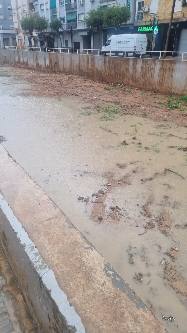 Inundaciones en el Polígono de Chiva y en Pedralba, y problemas en La Reva en Ribarroja