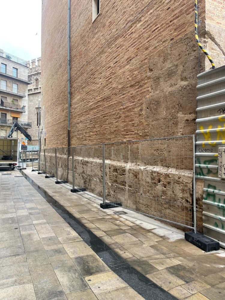 El vallado protector de los monumentos para Fallas ya está instalado