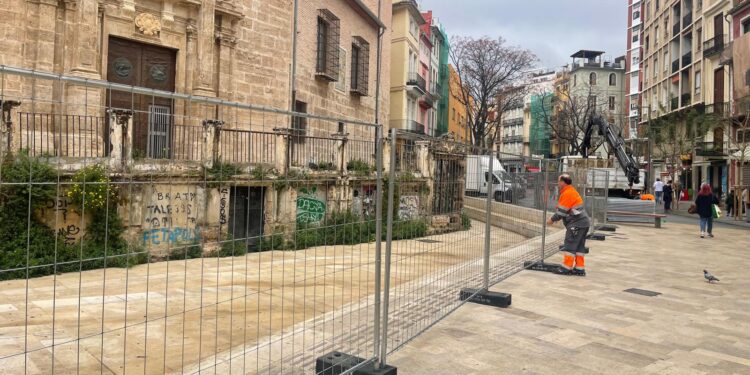 El vallado protector de los monumentos para Fallas ya está instalado