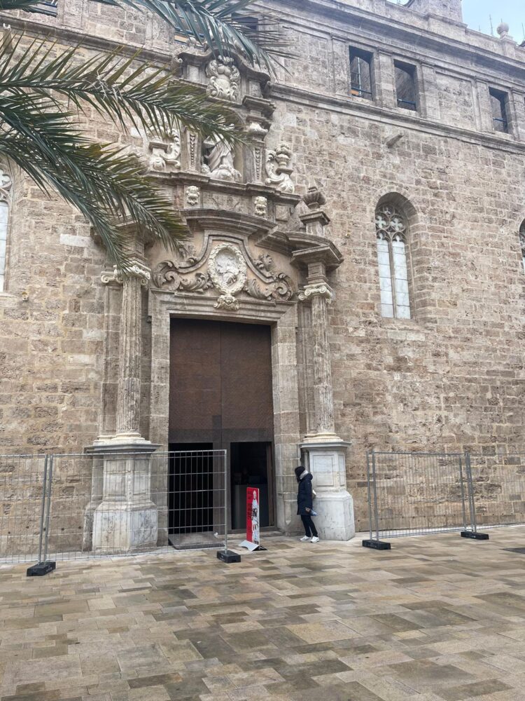 El vallado protector de los monumentos para Fallas ya está instalado