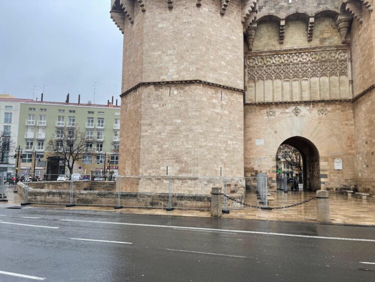El vallado protector de los monumentos para Fallas ya está instalado
